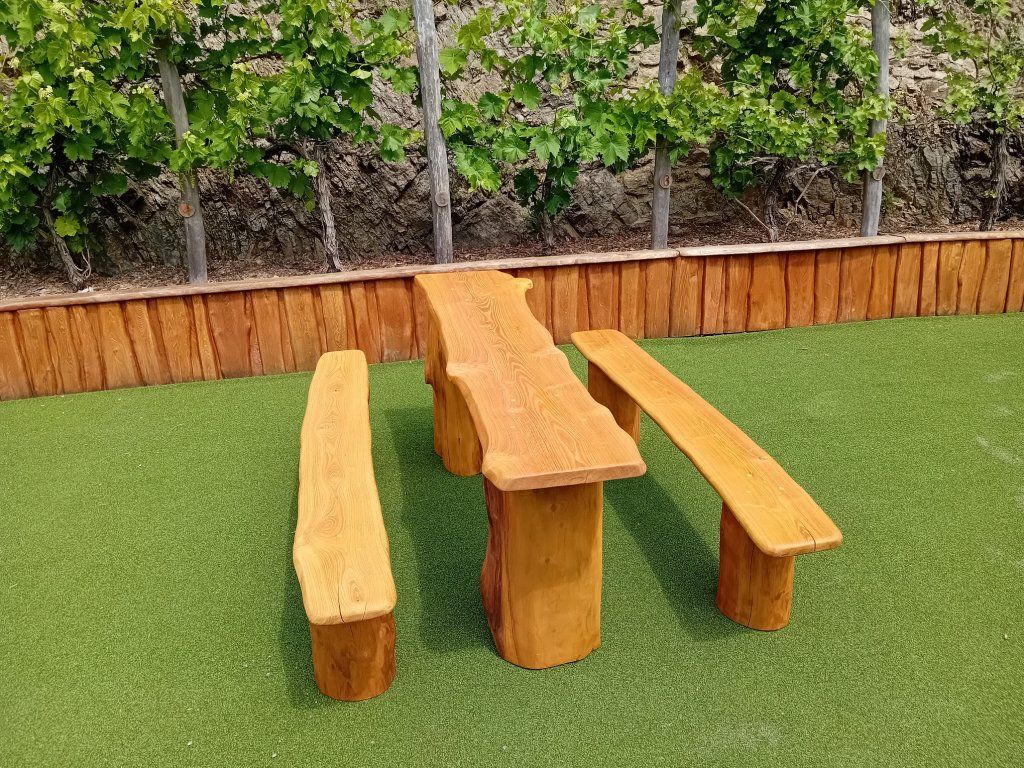 Detail špalkové konstrukce lavice