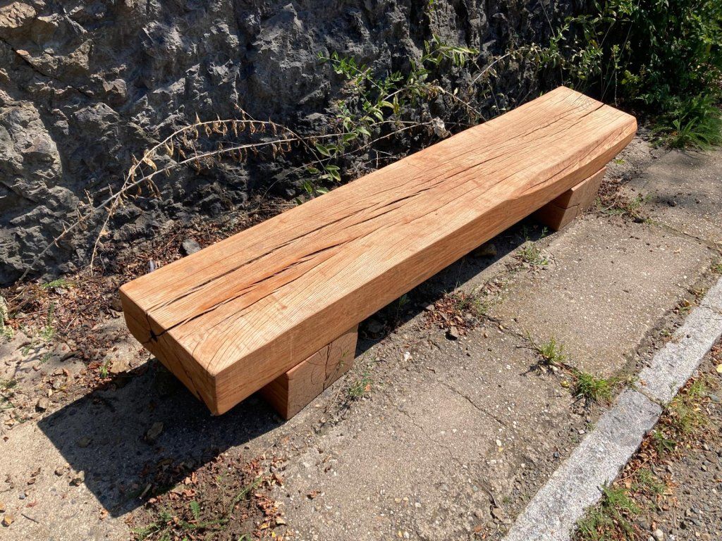 Akátová trámová lavice použití zahrada ohniště