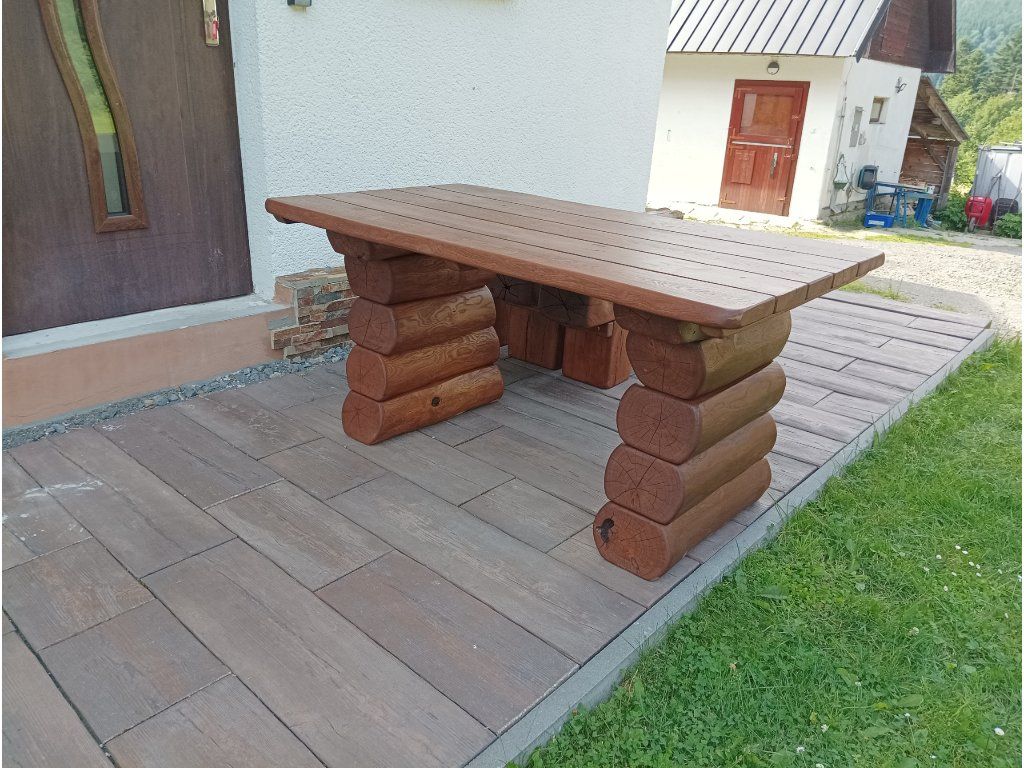 Detail srubové konstrukce stolu