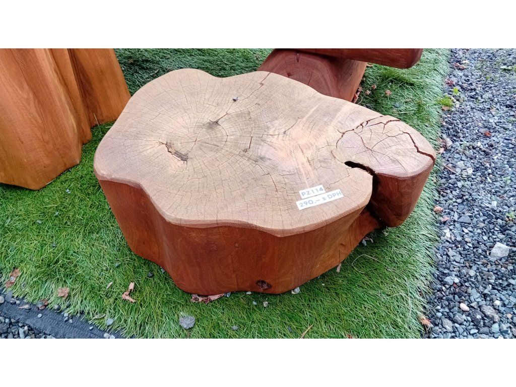 Detail akátového podstavce masiv