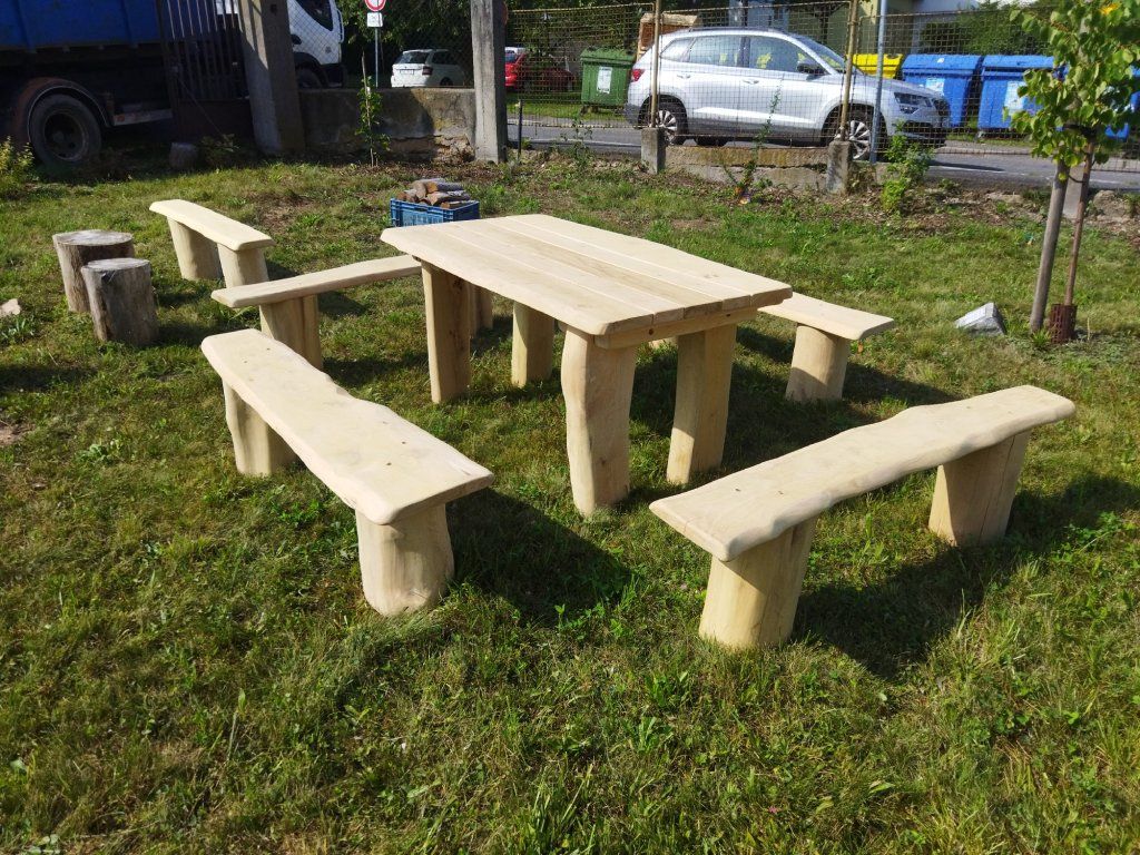 Detail konstrukce zahradního stolu akát