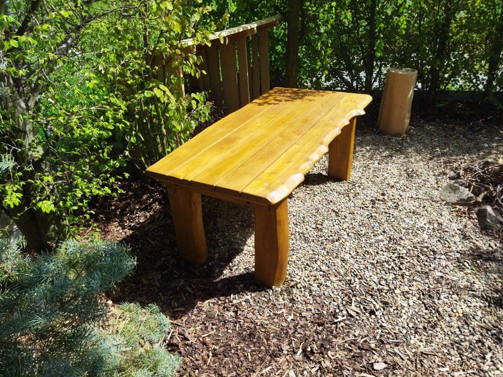 Akátový zahradní stůl masiv