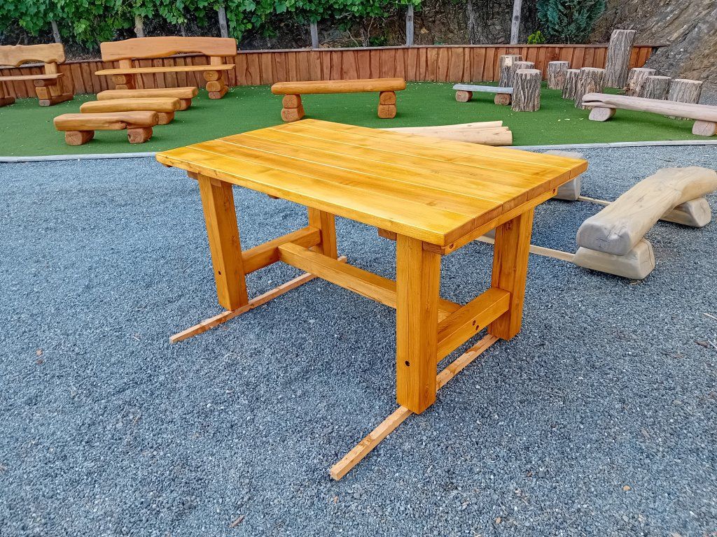 Konstrukce akátového parkového stolu