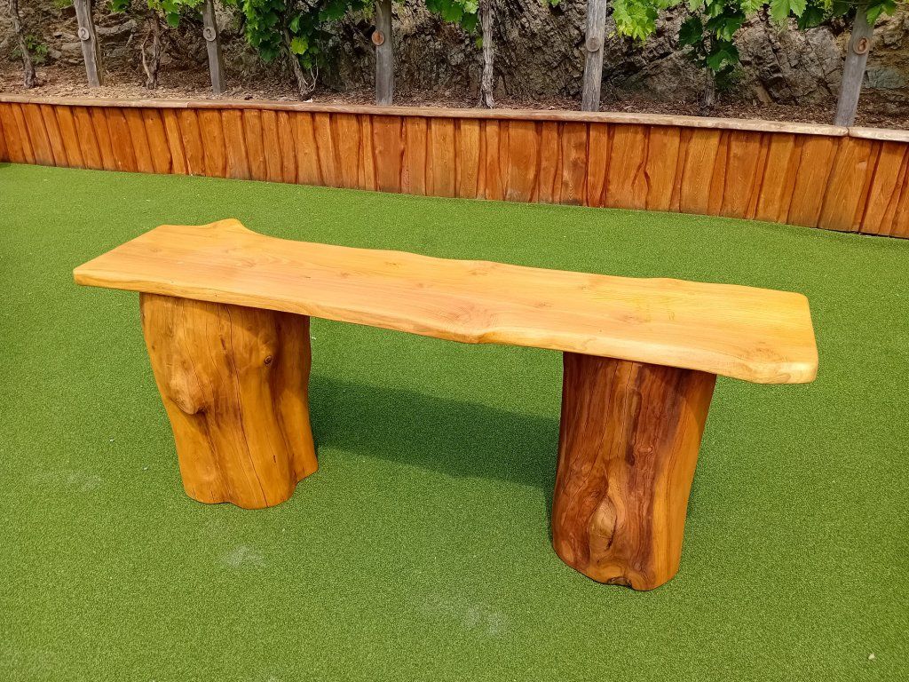 Akátový špalkový stůl masiv