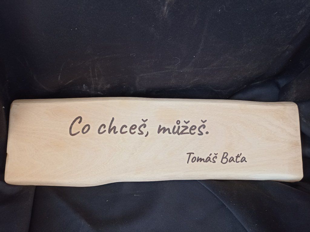 Detail akátového prkénka