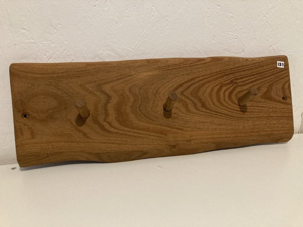 Akátový věšák ručně vyrobený