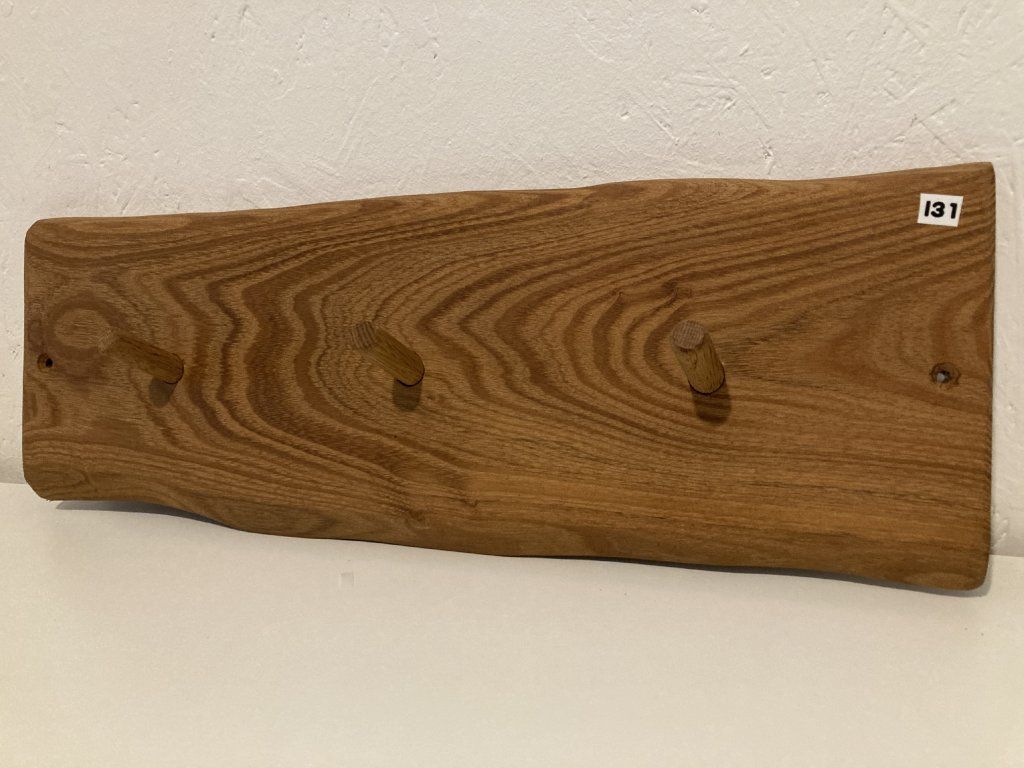 Detail akátového věšáku