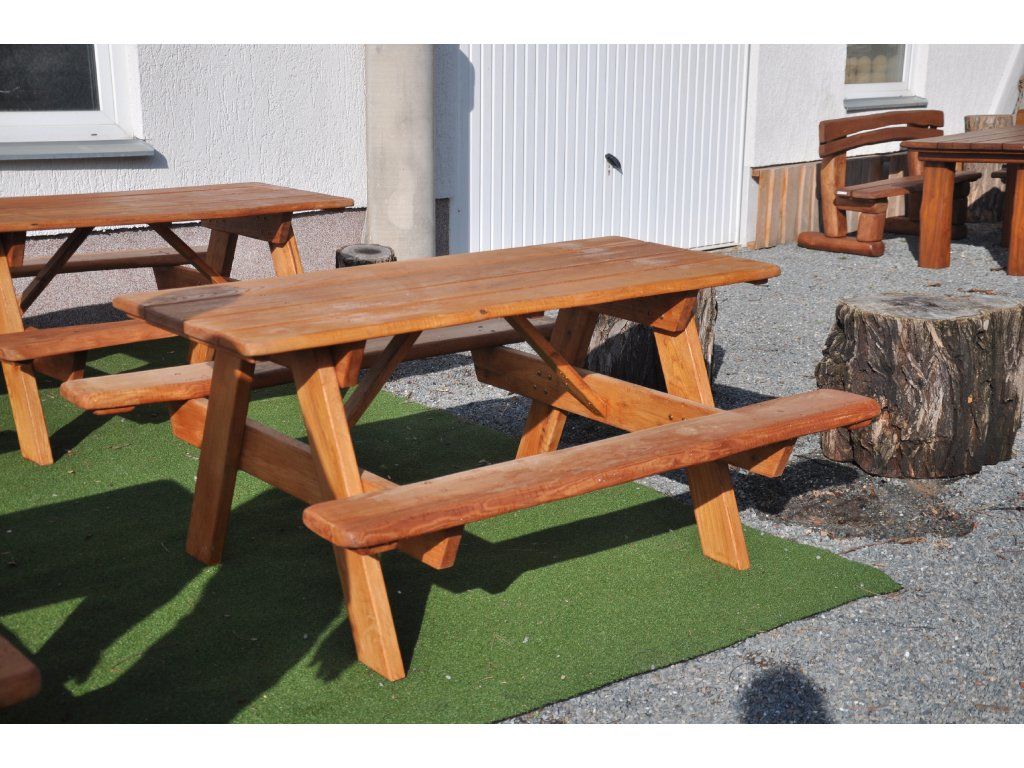 Konstrukce akátového piknikového setu