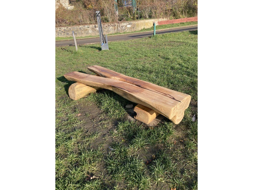 Akátová lavice kmenová přírodní masiv