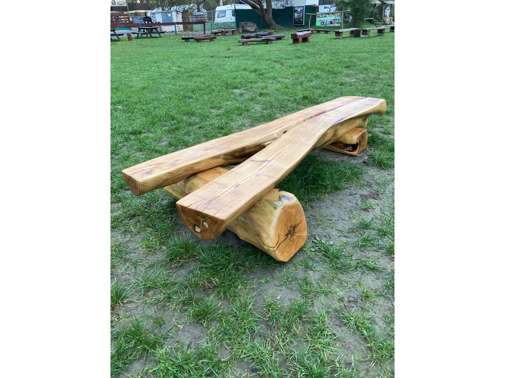 Detail akátového kmene lavice