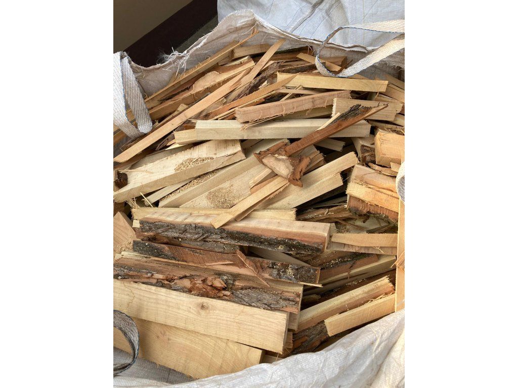 Akátové palivové dřevo odřezky pytle