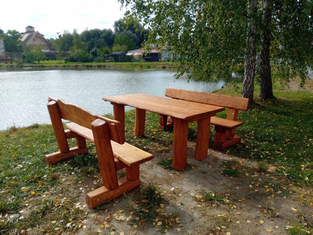 Konstrukce akátového zahradního setu