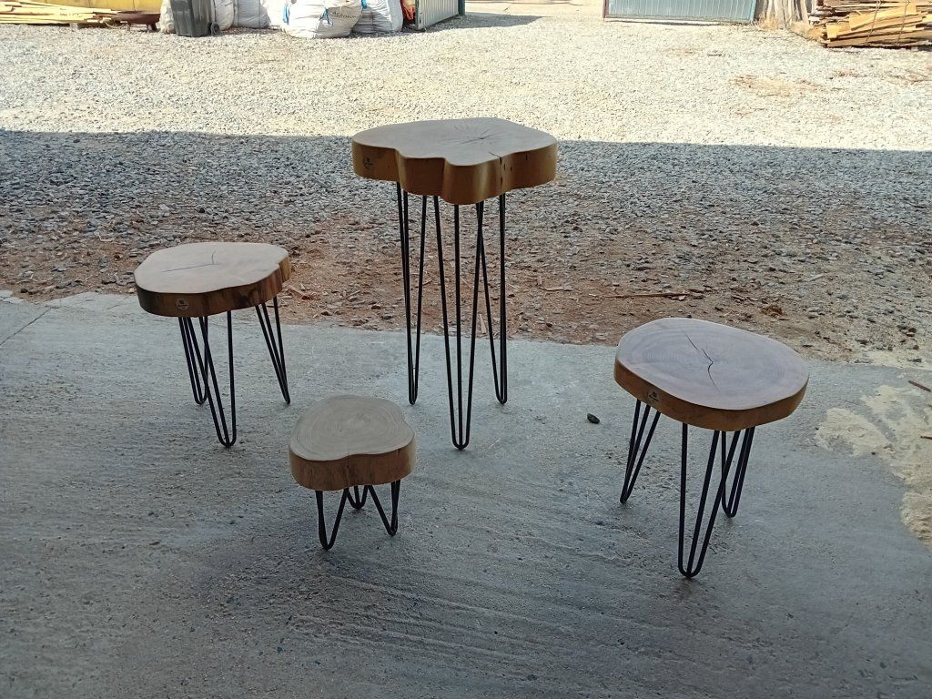 Detail akátového stolu s kovovými nožkami