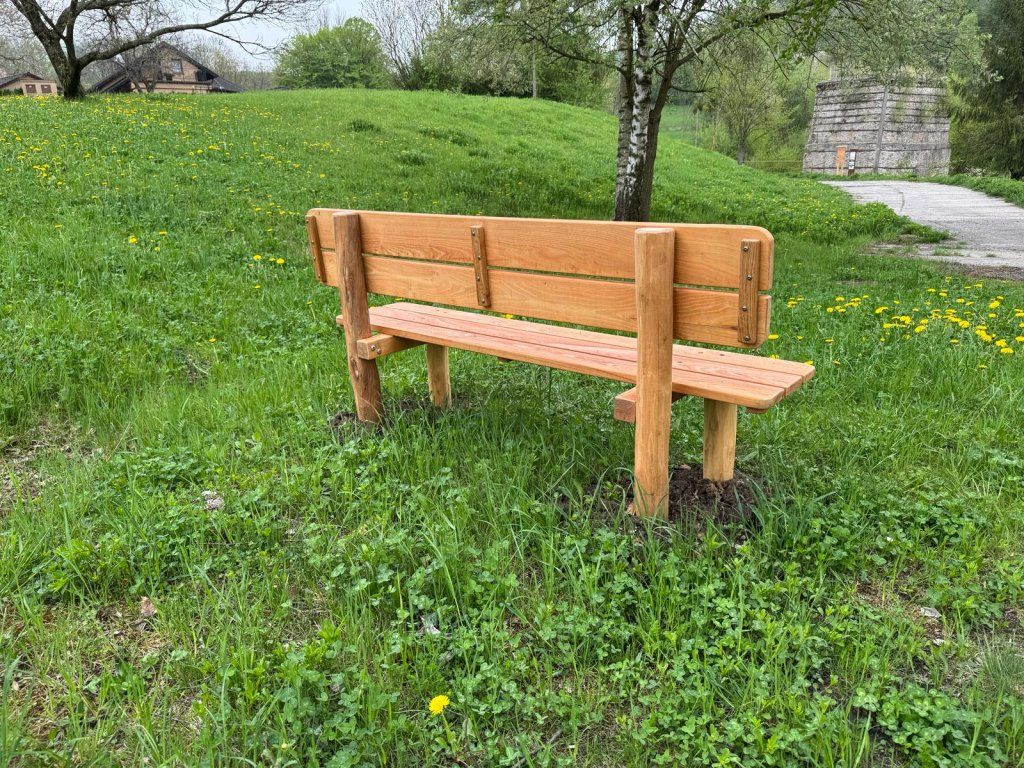 Akátová lavice přírodní vzhled masiv