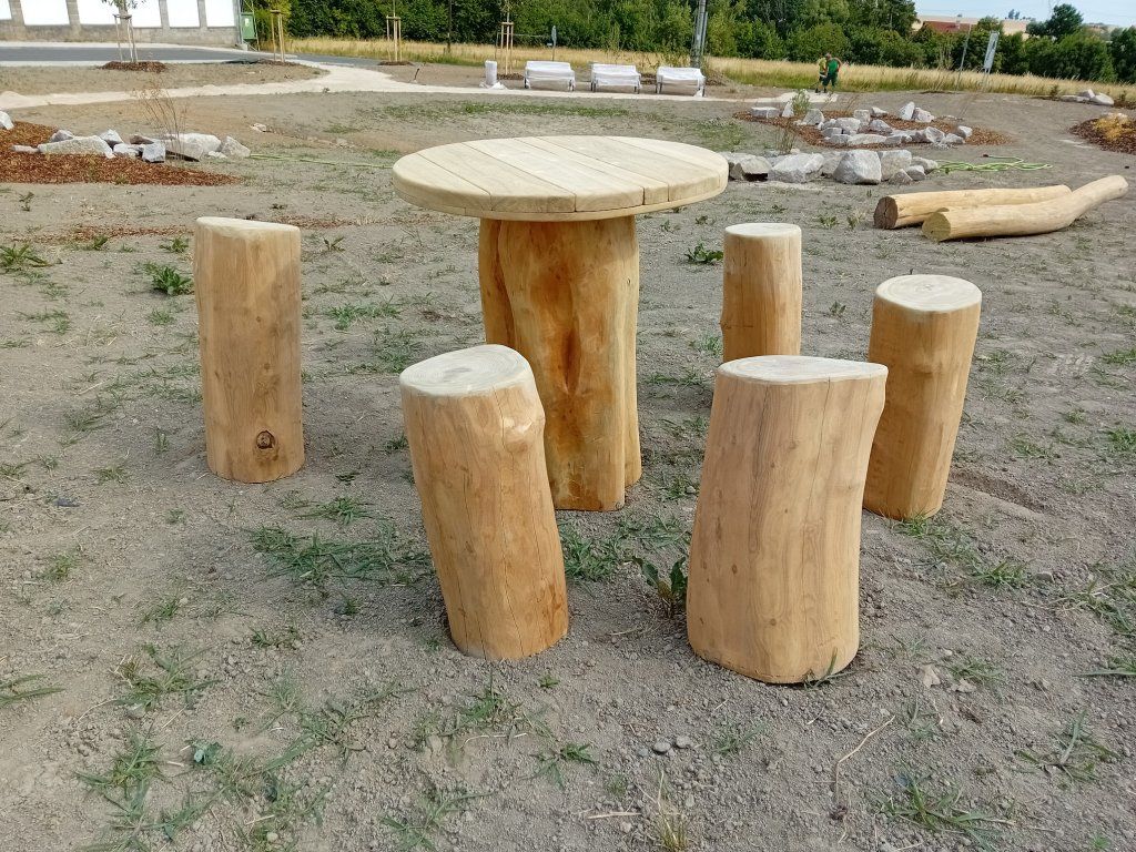 Akátový špalek odkorněný masiv